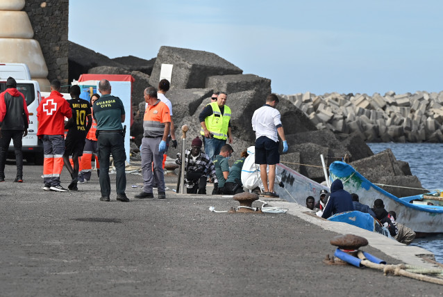 Archivo - Los equipos sanitarios atienden a varios migrantes a su llegada al puerto de La Restinga, en El Hierro