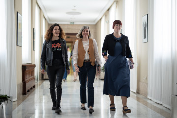Archivo - (I-D) Las diputadas de Sumar Aina Calvo, Verónica Martínez y Águeda Micó a su llegada a una reunión de la Junta de Portavoces, en el Congreso de los Diputados, a 20 de mayo de 2025, en 