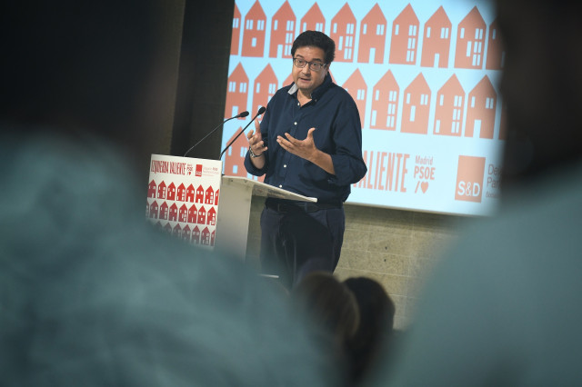 El secretario general del PSOE de Madrid y ministro de Transformación Digital y Función Pública, Óscar López, clausura la jornada 'La vivienda en Europa y en Madrid. Quinto pilar del Estado del bienestar', en el Colegio Oficial de Arquitectos de Madrid (C