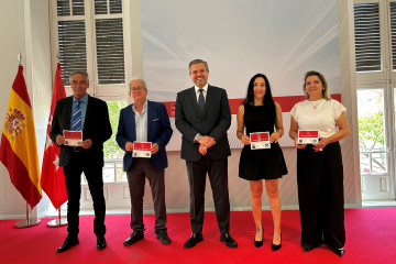 El consejero de Vivienda, Transportes e Infraestructuras, Jorge Rodrigo, hace entrega de los primeros permisos de conductor de VTC tras los exámenes de habilitación