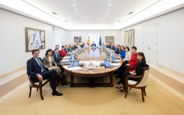 Archivo - El presidente del gobierno, Pedro Sánchez(c), junto a su equipo de ministros, durante una reunión del Consejo de Ministros, en el Palacio de La Moncloa, a 28 de noviembre de 2024, en Madrid (España).
