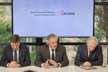 Archivo - El CEO de Acciona, José Manuel Entrecanales, en el centro, durante una rueda de prensa tras la junta de accionistas de la compañía de 2024