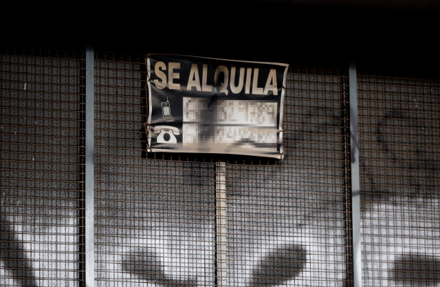 Archivo - Un cartel anuncia un alquiler.