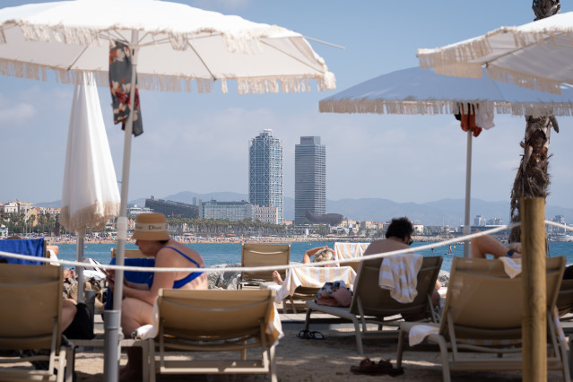 Archivo - Turistas en la terraza de un hotel