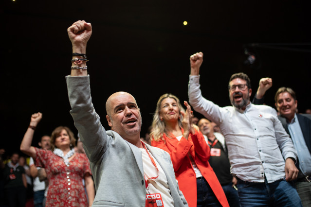 El secretario general de CCOO, Unai Sordo, celebra haber sido reelegido de su cargo, durante la clausura del 13º Congreso Confederal de CCOO.