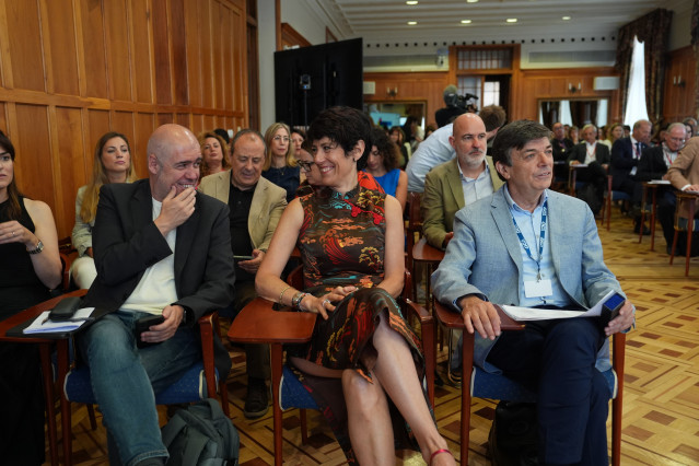La ministra de Seguridad Social, Elma Saiz, con el el rector de la UIMP, Carlos Andradas, y el secretario general de CCOO, Unai Sordo