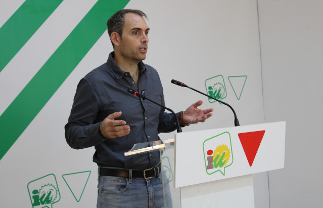 El coordinador general de IU Andalucía y diputado en el Congreso, Toni Valero, en rueda de prensa en Málaga