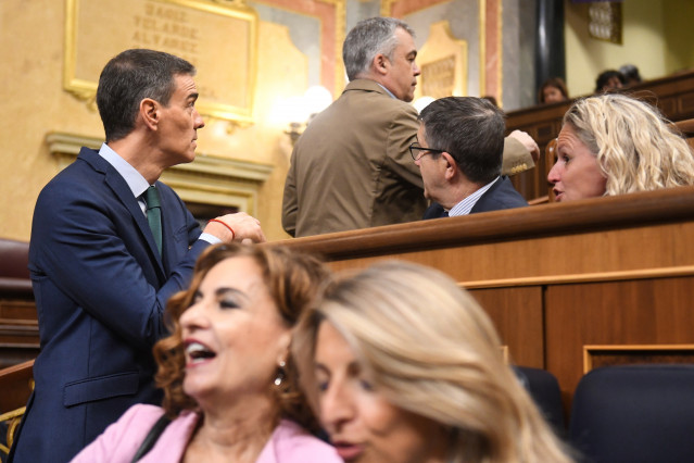 (I-D) El presidente del Gobierno, Pedro Sánchez, el ex secretario de organización del PSOE Santos Cerdán, y el portavoz del PSOE en el Congreso, Patxi López.