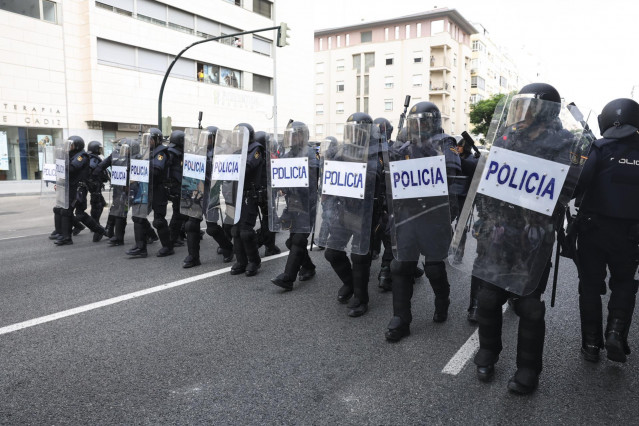 Agentes de la Policía en la avenida principal de Cádiz el día 19 en la segunda jornada de la huelga de metal.