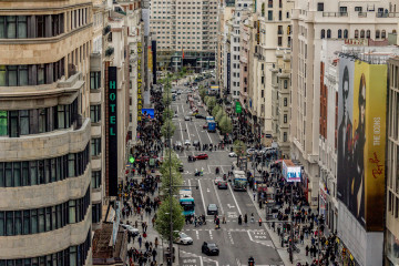 Archivo - La calle Gran Vía, a 6 de abril de 2025, en Madrid (España).