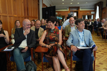 La ministra de Seguridad Social, Elma Saiz, con el el rector de la UIMP, Carlos Andradas, y el secretario general de CCOO, Unai Sordo