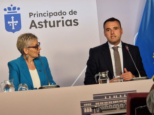 Guillermo Peláez, a la izquierda