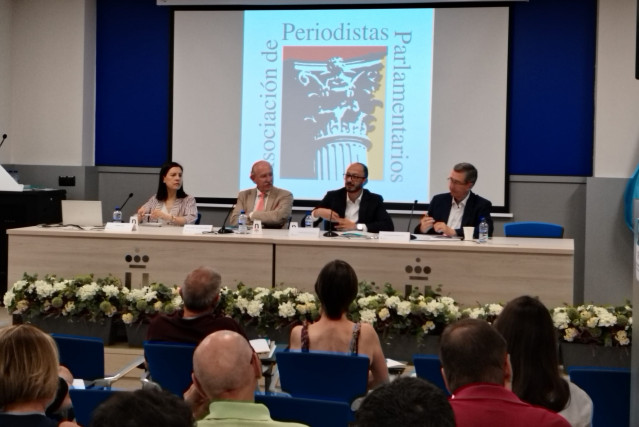 El vicepresidente primero del Congreso de los Diputados, Alfonso Rodríguez Gómez de Celis, --el tercero por la izquierda-- inaugura el curso de verano de la URJC sobre inestabilidad parlamentaria organizado por la Asociación de Periodistas Parlamentarios.