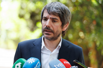 El ministro de Cultura, Ernest Urtasun, atiende a los medios durante la visita al Archivo Manuel de Falla. A 20 de junio de 2025, en Granada (Andalucía, España).