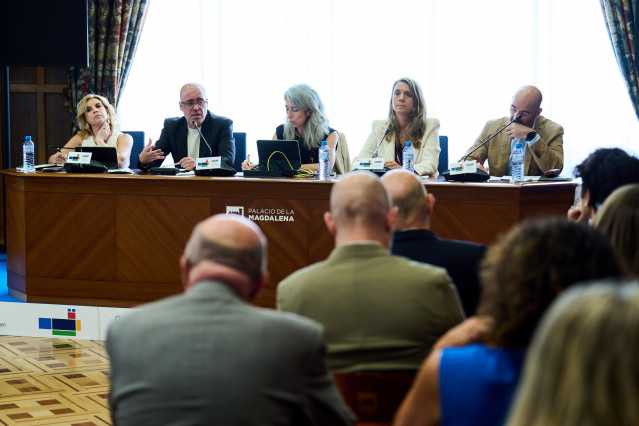 El secretario general de CCOO, Unai Sordo, en un curso de la UIMP sobre el Pacto de Toledo junto a la presidenta de CEPYME, Ángela de Miguel, y la directora del seminario, Marta Morano