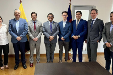 Representantes de Temu y del gobierno de Ecuador.