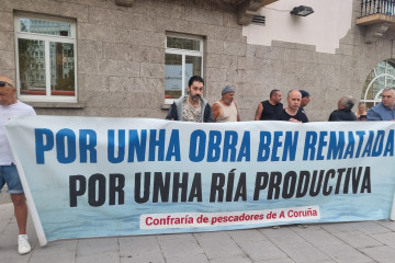 Representantes de mariscadoras y mariscadores de la ría de O Burgo, en una nueva concentración ante la Delegación del Gobierno en Galicia