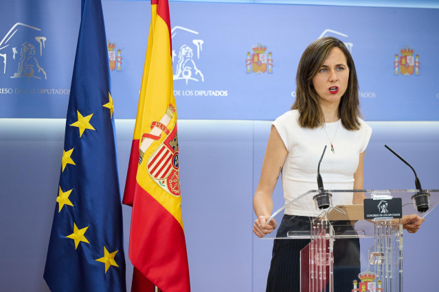 La portavoz de Podemos en el Congreso, Ione Belarra, durante una rueda de prensa anterior a la reunión de la Junta de Portavoces, en el Congreso de los Diputados, a 17 de junio de 2025, en Madrid (España).