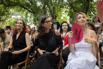 (I-D) La ministra de Sanidad, Mónica García; la relatora especial de las Naciones Unidas sobre los territorios palestinos, Francesca Albanese, y la vicepresidenta segunda y ministra de Trabajo y Eco