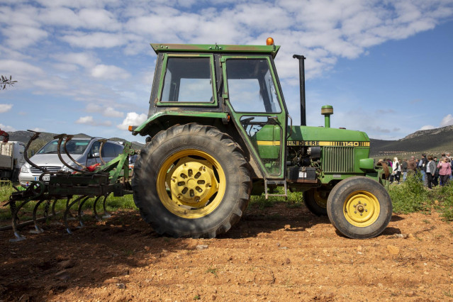 Archivo - Un tractor en el campo