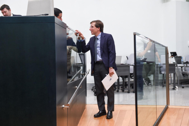 Almeida antes del inicio del Pleno en Cibeles