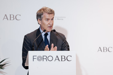 El presidente del PP, Alberto Núñez Feijóo, presenta al alcalde de Murcia, José Ballesta, en el Foro ABC, en la sede de ABC, a 24 de junio de 2025, en Madrid (España).