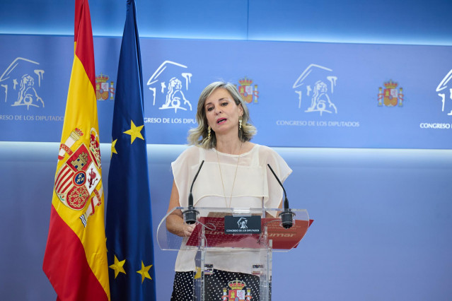 La portavoz de Sumar en el Congreso, Verónica Martínez, durante una rueda de prensa anterior a la Junta de Portavoces, en el Congreso de los Diputados, a 24 de junio de 2025, en Madrid (España).