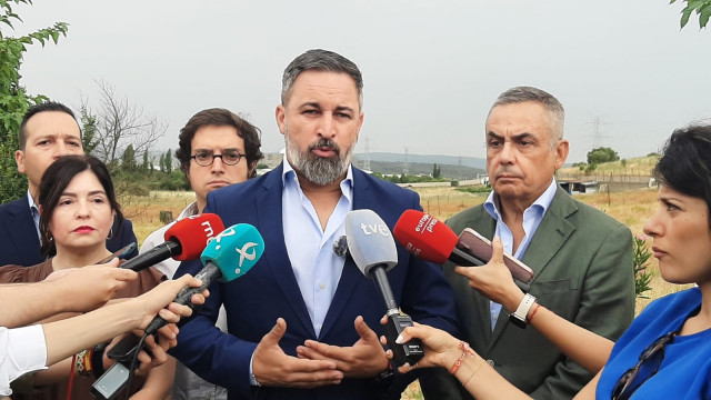 El presidente de Vox, Santiago Abascal, atiende a los medios en Almaraz