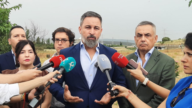 El presidente de Vox, Santiago Abascal, atiende a los medios en las inmediaciones de la Central Nuclear de Almaraz