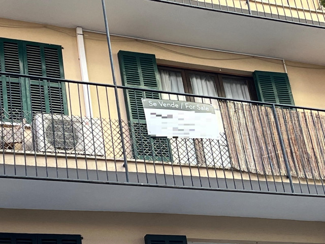 Archivo - Cartel de se vende en el balcón de un piso en Palma de Mallorca