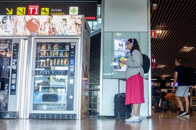 Archivo - Una mujer con una maleta en el aeropuerto Adolfo Suárez-Madrid Barajas, a 4 de agosto de 2023, en Madrid (España).