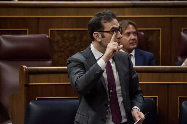 El ministro de Economía, Carlos Cuerpo, interviene durante una sesión de control al Gobierno, en el Congreso de los Diputados, a 18 de junio de 2025, en Madrid (España). Sánchez participa en la sesión de control al Gobierno de hoy para responder a las pre