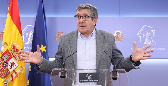 El portavoz del PSOE en el Congreso, Patxi López, durante una rueda de prensa