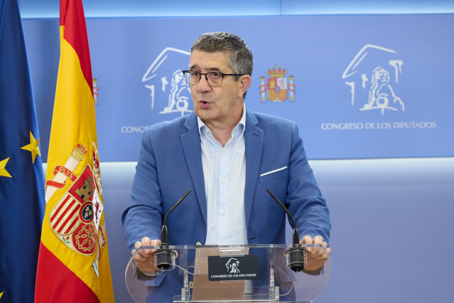 El portavoz del PSOE en el Congreso, Patxi López, durante una rueda de prensa posterior a la reunión de la Junta de Portavoces, en el Congreso de los Diputados, a 17 de junio de 2025, en Madrid (España).