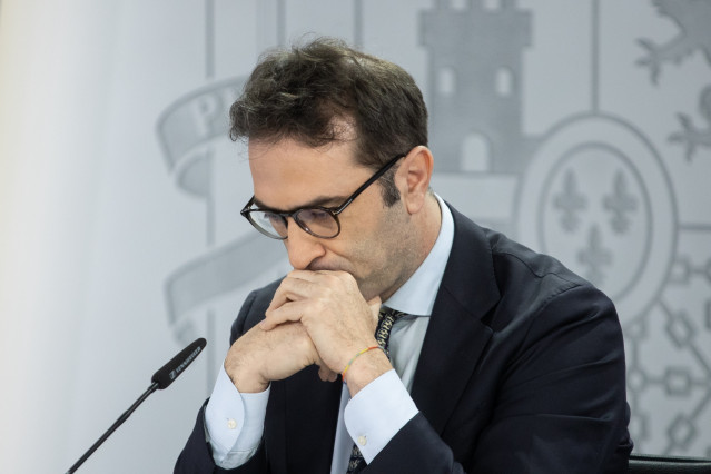 El ministro de Economía, Comercio y Empresa, Carlos Cuerpo,  durante una rueda de prensa posterior a la reunión del Consejo de Ministros, en el Palacio de La Moncloa, a 24 de junio de 2025, en Madrid (España).