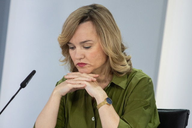 La ministra de Educación, Formación Profesional y Deportes y portavoz del Gobierno, Pilar Alegría, durante una rueda de prensa posterior a la reunión del Consejo de Ministros, en el Palacio de La Moncloa, a 24 de junio de 2025, en Madrid (España).