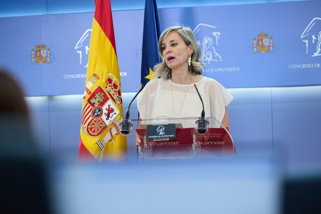 La portavoz de Sumar en el Congreso, Verónica Martínez, durante una rueda de prensa anterior a la Junta de Portavoces, en el Congreso de los Diputados, a 24 de junio de 2025, en Madrid (España).