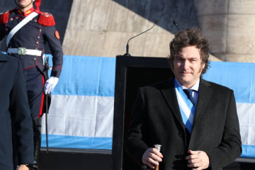 Archivo - Javier Milei, presidente de Argentina, durante el acto por el Día de la Bandera en Rosario.
