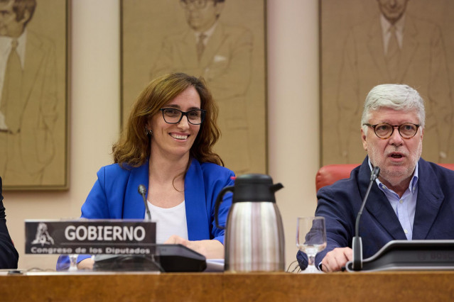 La ministra de Sanidad, Mónica García y el presidente de la Comisión, Agustín Santos, durante la Comisión de Sanidad, en el Congreso de los Diputados, a 24 de junio de 2025, en Madrid (España).