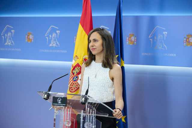 La portavoz de Podemos en el Congreso, Ione Belarra, durante una rueda de prensa anterior a la Junta de Portavoces, en el Congreso de los Diputados, a 24 de junio de 2025, en Madrid (España).