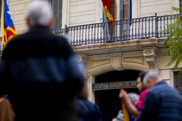 Archivo - Varias personas durante una concentración convocada por ANC y Comissió de la Dignitat, frente a la Jefatura de Policía Nacional de Via Laietana, a 15 de abril de 2025, en Barcelona, Cataluña (España). El motivo de la protesta es pedir que la Jef