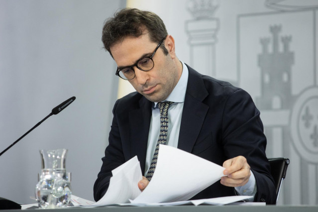 El ministro de Economía, Comercio y Empresa, Carlos Cuerpo, durante una rueda de prensa posterior a la reunión del Consejo de Ministros, en el Palacio de La Moncloa, a 24 de junio de 2025, en Madrid (España). El Consejo de Ministros ha deliberado sobre la
