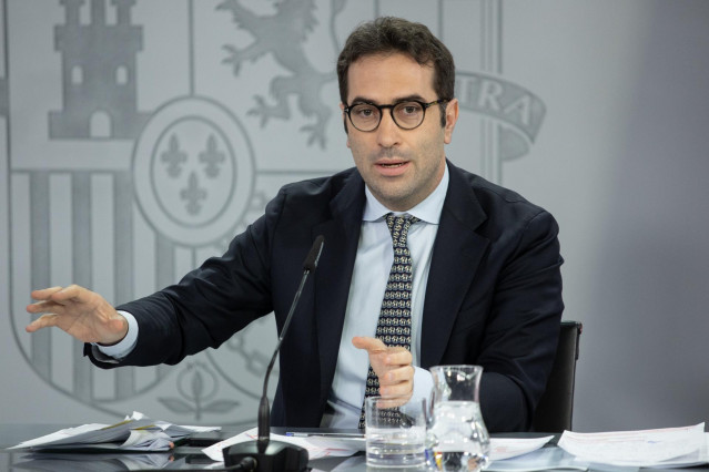 El ministro de Economía, Comercio y Empresa, Carlos Cuerpo, durante una rueda de prensa posterior a la reunión del Consejo de Ministros, en el Palacio de La Moncloa, a 24 de junio de 2025, en Madrid (España).