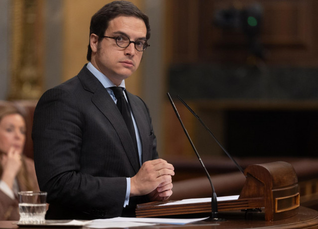 Archivo - El diputado de VOX José María Figaredo interviene durante una sesión plenaria en el Congreso de los Diputados, a 9 de abril de 2025, en Madrid (España).