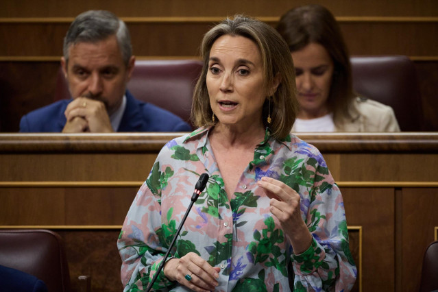 La secretaria general del PP, Cuca Gamarra, durante un pleno en el Congreso de los Diputados, a 25 de junio de 2025, en Madrid (España).  La sesión de control está marcada por la ofensiva del PP contra el Gobierno por el caso Koldo y por la petición del j