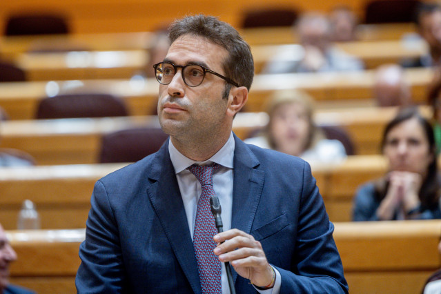 El ministro de Economía, Comercio y Empresa, Carlos Cuerpo, interviene durante un pleno en el Senado, a 17 de junio de 2025, en Madrid (España).