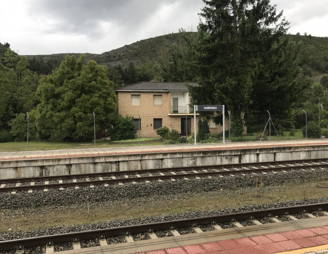 Estación de tren con las vías en primer plano