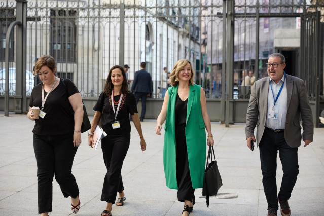 La ministra de Educación, Pilar Alegría a su llegada al pleno en el Congreso de los Diputados, a 25 de junio de 2025, en Madrid (España).