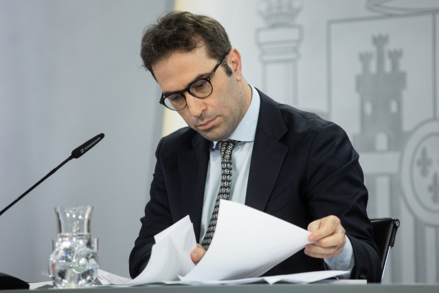El ministro de Economía, Comercio y Empresa, Carlos Cuerpo, durante una rueda de prensa posterior a la reunión del Consejo de Ministros, en el Palacio de La Moncloa, a 24 de junio de 2025, en Madrid (España). El Consejo de Ministros ha deliberado sobre la