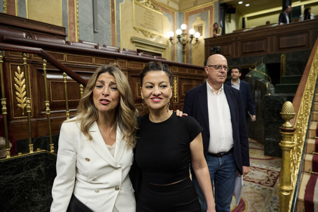La vicepresidenta segunda y ministra de Trabajo, Yolanda Díaz, y la ministra de Juventud e Infancia, Sira Rego, durante un pleno en el Congreso de los Diputados, a 25 de junio de 2025, en Madrid (España).